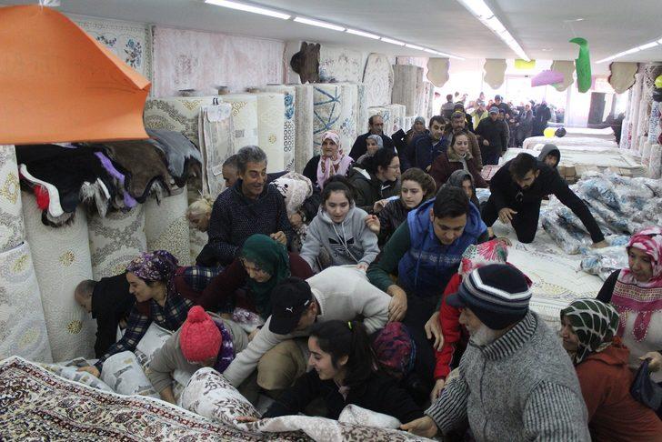 Antalya'dan inanılmaz görüntüler! Bedava halı ve paspas için birbirlerini ezdiler G4