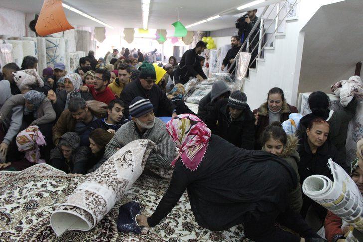 Antalya'dan inanılmaz görüntüler! Bedava halı ve paspas için birbirlerini ezdiler G5