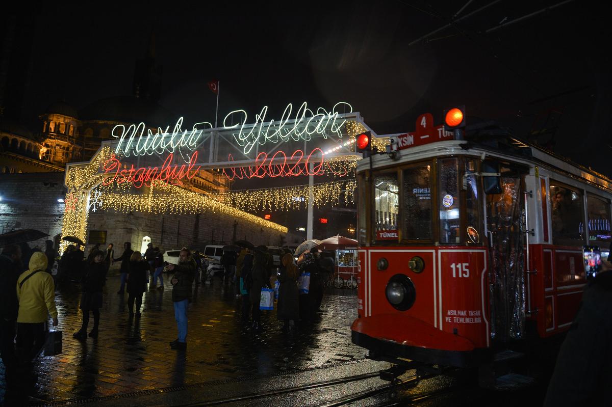 Taksim yılbaşı i&ccedil;in ışıl ışıl
