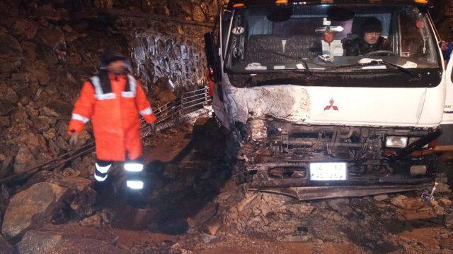 Sarıyer'de istinat duvarı yola çöktü (1)