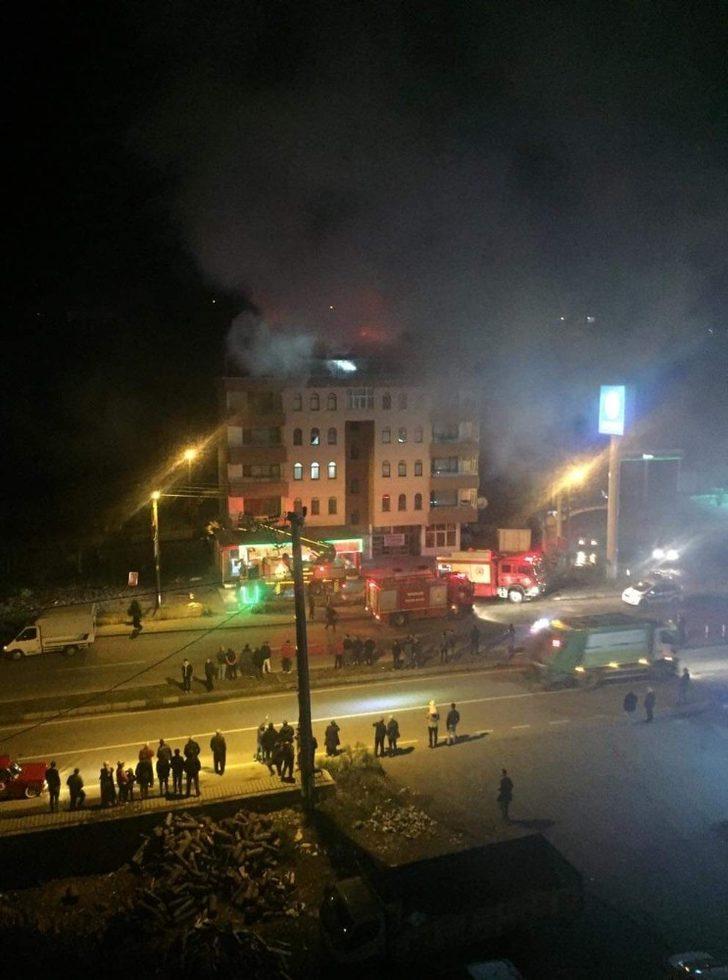 5 katlı apartmanın çatı katında çıkan yangın korkuttu G3