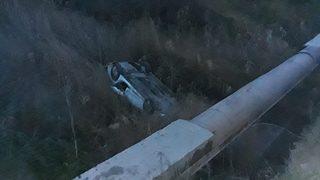 İzmir’de otomobil metrelerce yükseklikteki köprüden uçtu!