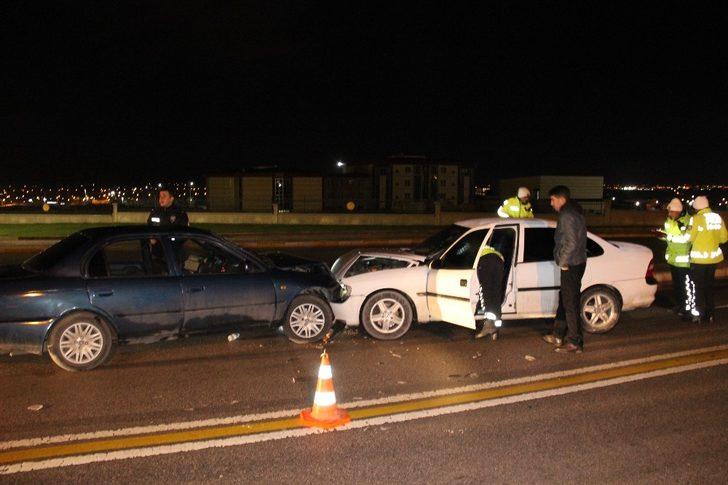 İki otomobil köprü çıkışında kafa kafaya çarpıştı: Çok sayıda yaralı var! G1