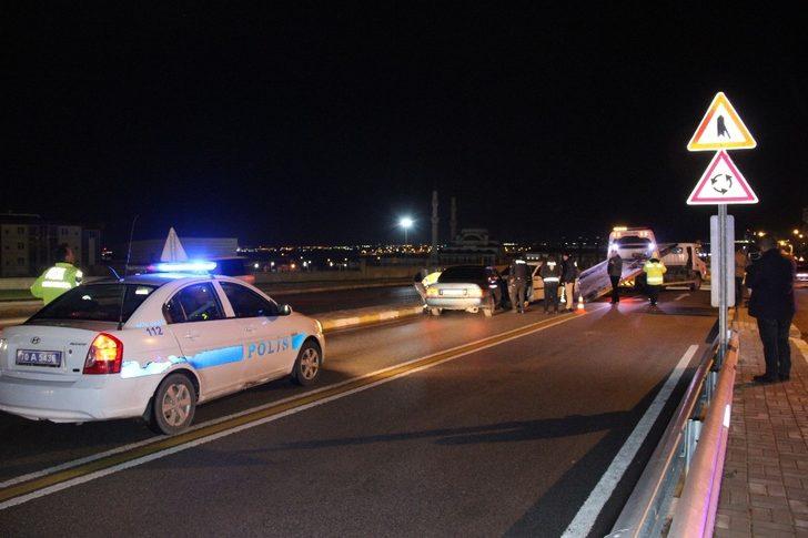 İki otomobil köprü çıkışında kafa kafaya çarpıştı: Çok sayıda yaralı var! G2