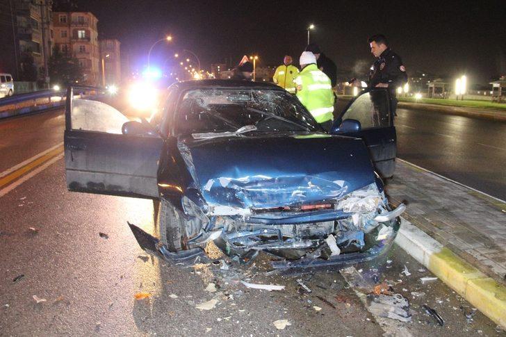 İki otomobil köprü çıkışında kafa kafaya çarpıştı: Çok sayıda yaralı var! G3