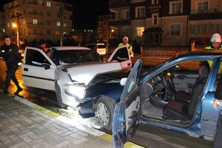 İki otomobil köprü çıkışında kafa kafaya çarpıştı: Çok sayıda yaralı var! G4