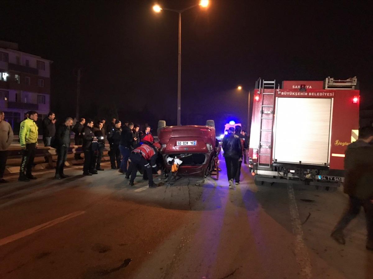 Yayalara &ccedil;arpmamak i&ccedil;in manevra yapan otomobil devrildi: 2 yaralı