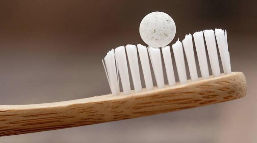 Fırçanın üzerindeki hap değil macun!