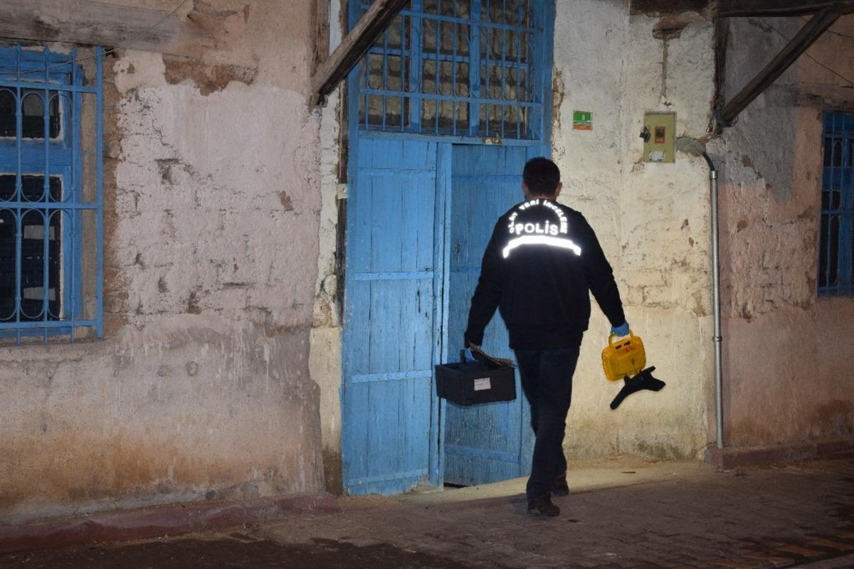 Evden gelen kazma k&uuml;rek sesleri komşuları harekete ge&ccedil;irdi! Gece yarısı define avı!