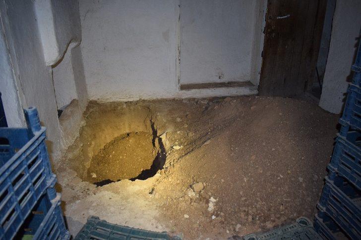 Evden gelen kazma kürek sesleri komşuları harekete geçirdi! Gece yarısı define avı! G2