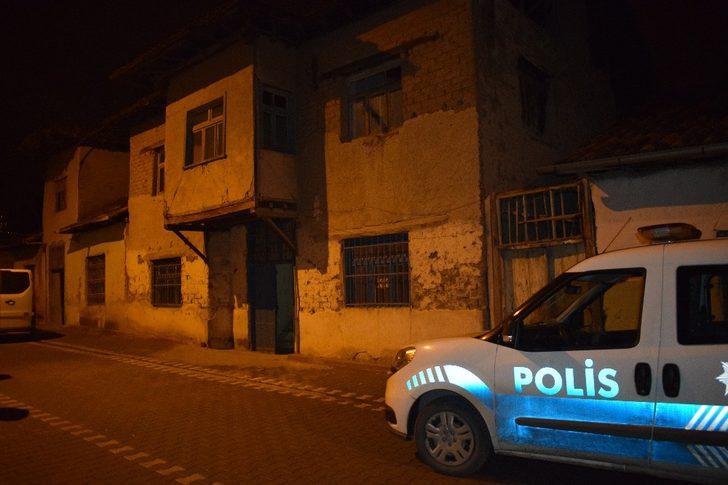 Evden gelen kazma kürek sesleri komşuları harekete geçirdi! Gece yarısı define avı! G5