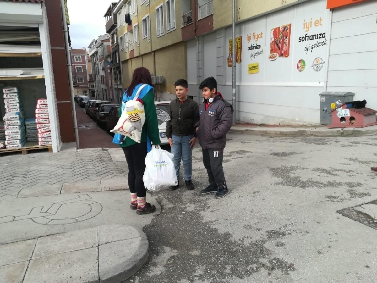 &Uuml;niversite &ouml;ğrencilerinden &ccedil;ocuklara yılbaşı hediyesi