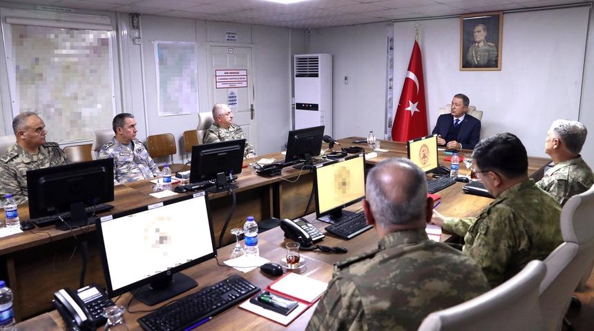 Bakan Akar'dan sınırda önemli mesajlar