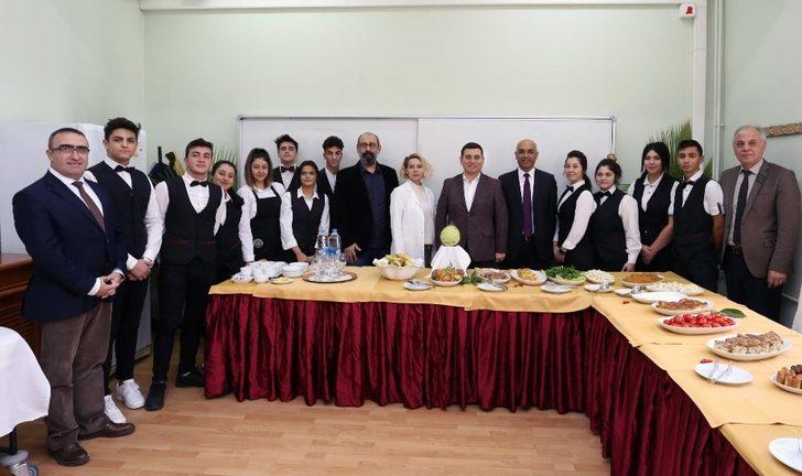 Tütüncü, turizmci gençlerle bir araya geldi G1