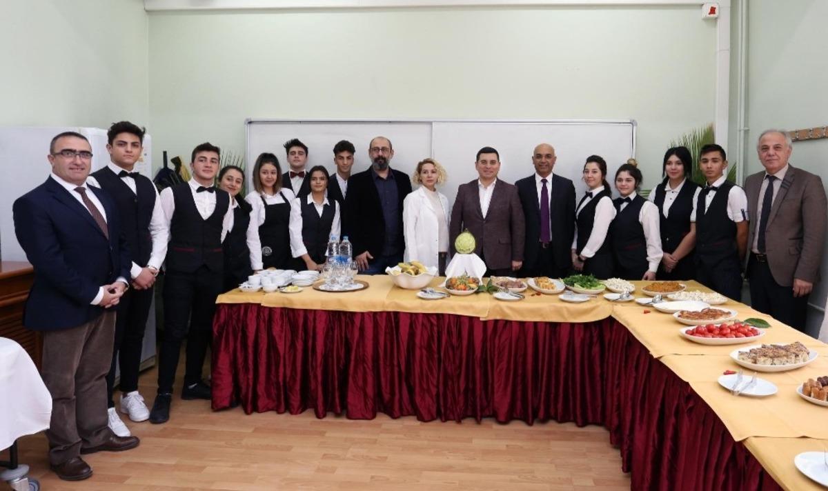 T&uuml;t&uuml;nc&uuml;, turizmci gen&ccedil;lerle bir araya geldi