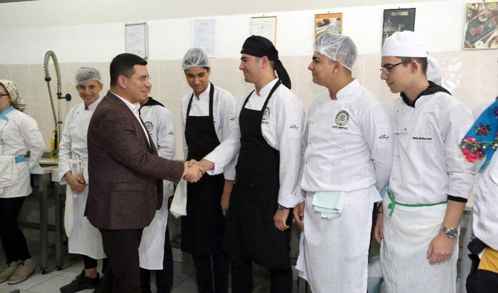 Tütüncü, turizmci gençlerle bir araya geldi G2