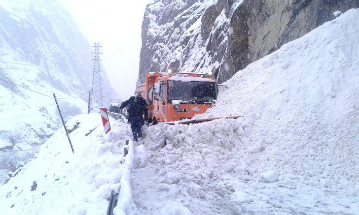 Hakkari'de yola çığ düştü, Karayolları operatörü tehlike atlattı G1