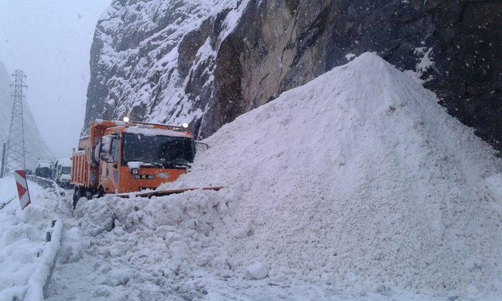 Hakkari'de yola çığ düştü, Karayolları operatörü tehlike atlattı G2
