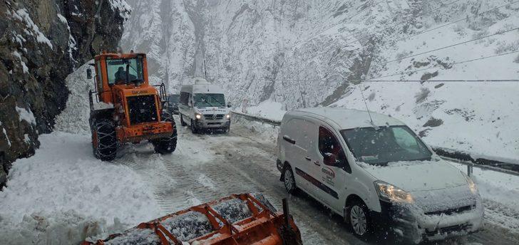 Hakkari'de yola çığ düştü, Karayolları operatörü tehlike atlattı G3