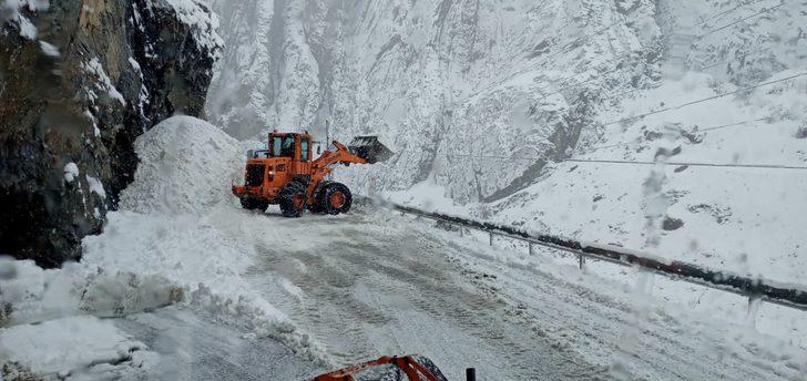 Hakkari'de yola çığ düştü, Karayolları operatörü tehlike atlattı G5