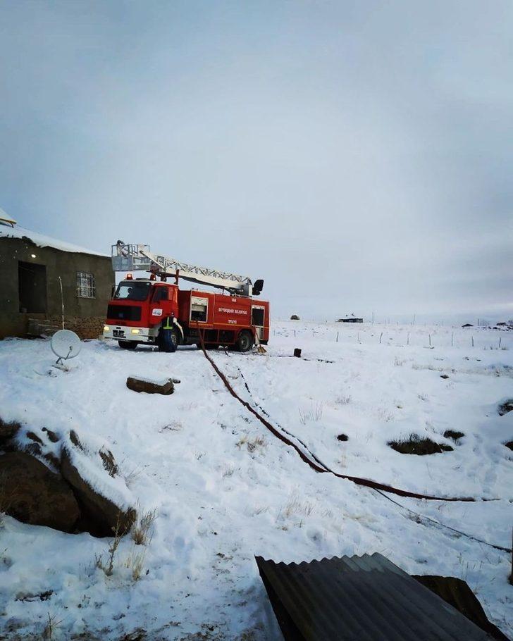 Muradiye’de odunluk ve tandır evi   yangını G2