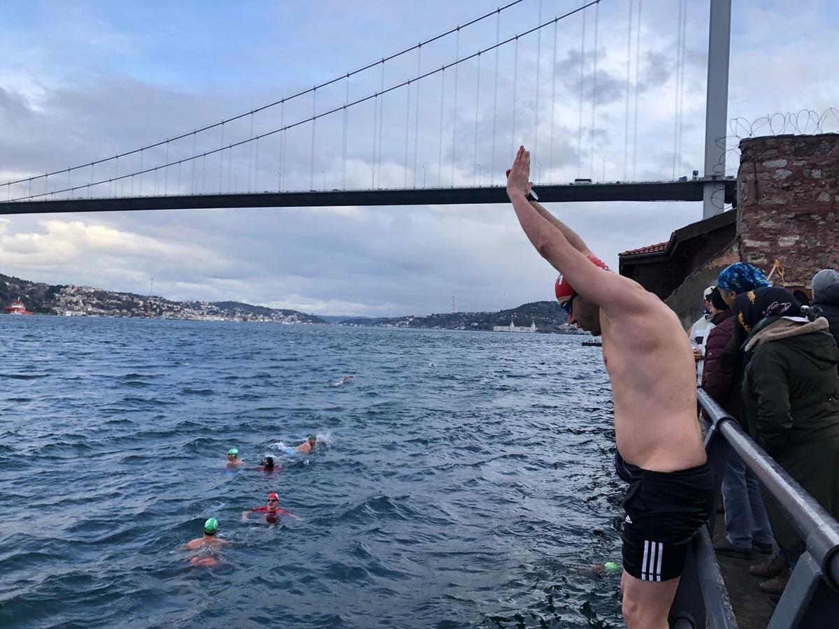İstanbul'da bir grup vatandaş soğuk havaya aldırmadı! Buz gibi suda y&uuml;zd&uuml;ler