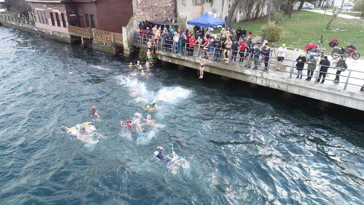 İstanbul'da bir grup vatandaş soğuk havaya aldırmadı! Buz gibi suda yüzdüler G1