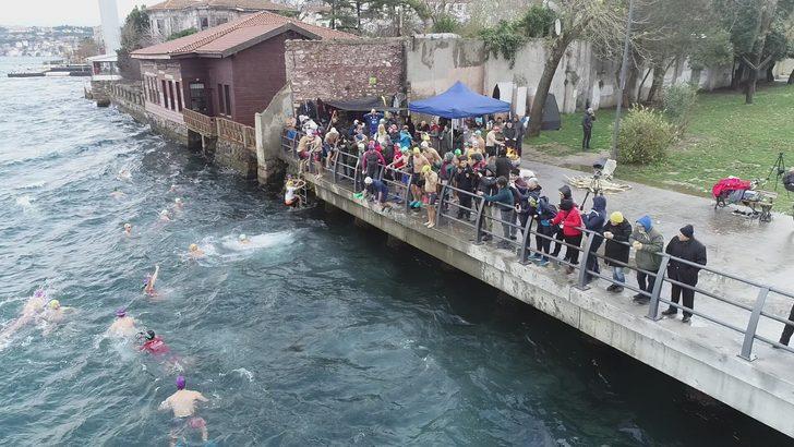 İstanbul'da bir grup vatandaş soğuk havaya aldırmadı! Buz gibi suda yüzdüler G2