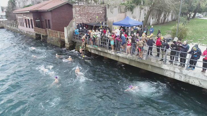 İstanbul'da bir grup vatandaş soğuk havaya aldırmadı! Buz gibi suda yüzdüler G3