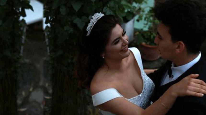 Hanife Gürdal'dan Karl Marx alıntısı! Derin göğüs dekoltesi yine olay oldu