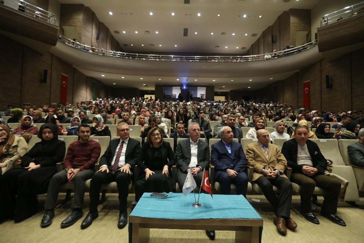 B&uuml;y&uuml;kşehir, şair Nurullah Gen&ccedil;&rsquo;i şiir severlerle buluşturdu