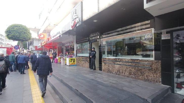 Tavanı delip kuyumcudan 18 kilo altını çaldılar G3