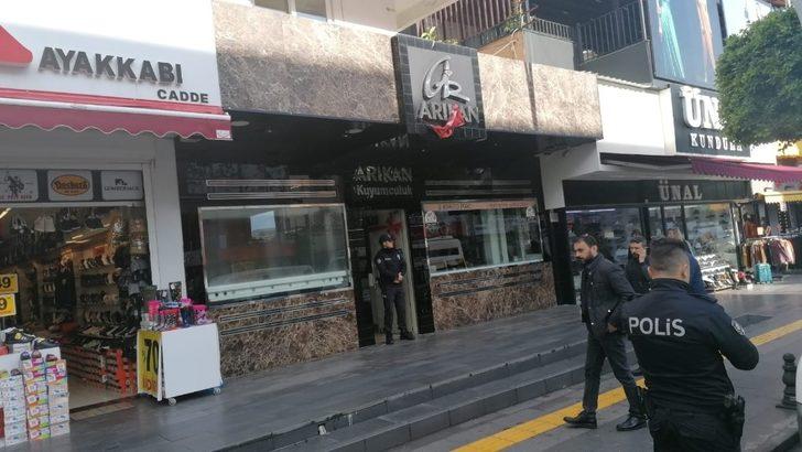 Tavanı delip kuyumcudan 18 kilo altını çaldılar G5