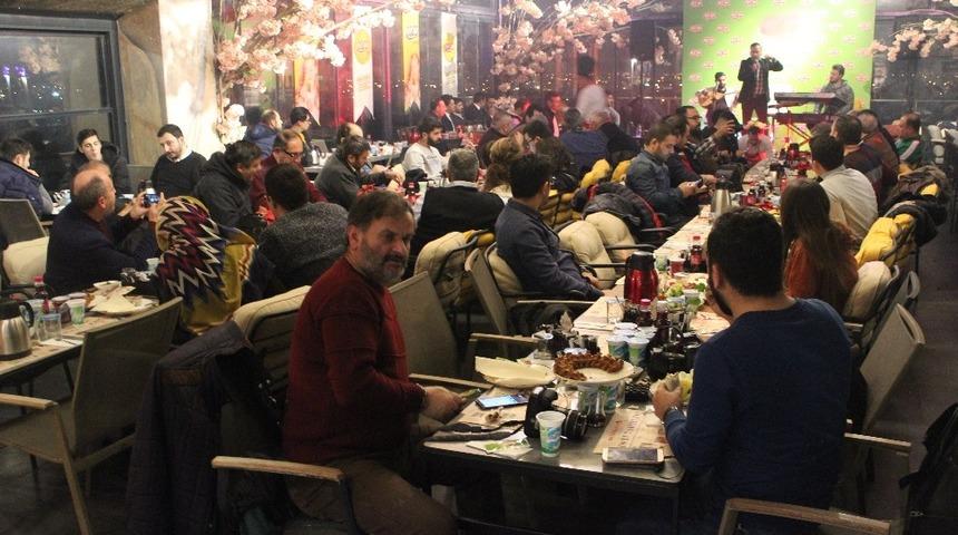 Sıra gecesinde &ccedil;iğ k&ouml;fteden yapılan pasta kestiler