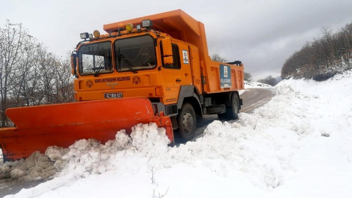 Konya B&uuml;y&uuml;kşehir Belediyesi, kar ve buzlanmaya karşı 31 il&ccedil;ede 24 saat g&ouml;revde