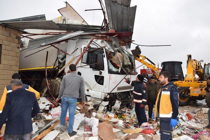 Şanlıurfa'da kontrolden çıkan TIR markete girdi G1