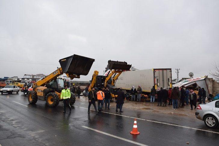 Şanlıurfa'da kontrolden çıkan TIR markete girdi G3
