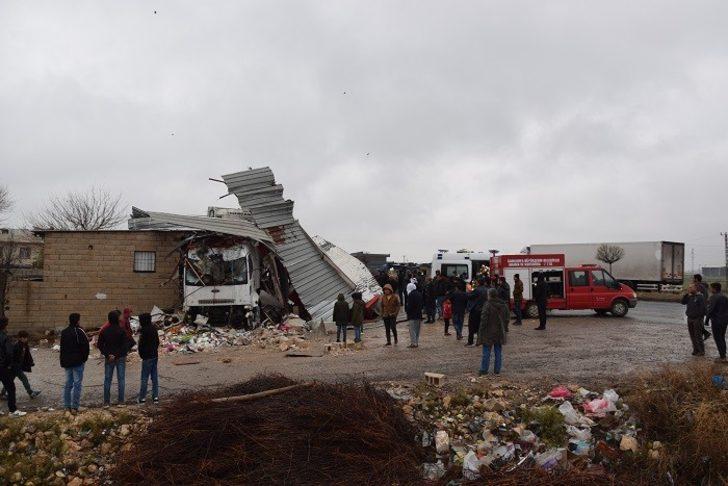 Şanlıurfa'da kontrolden çıkan TIR markete girdi G4