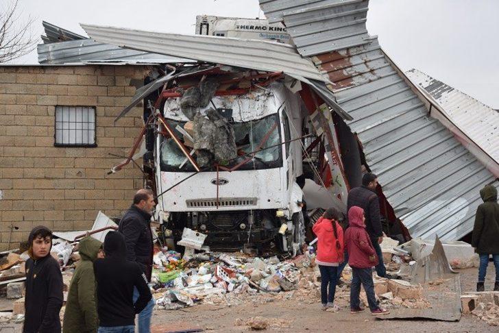 Şanlıurfa'da kontrolden çıkan TIR markete girdi G5