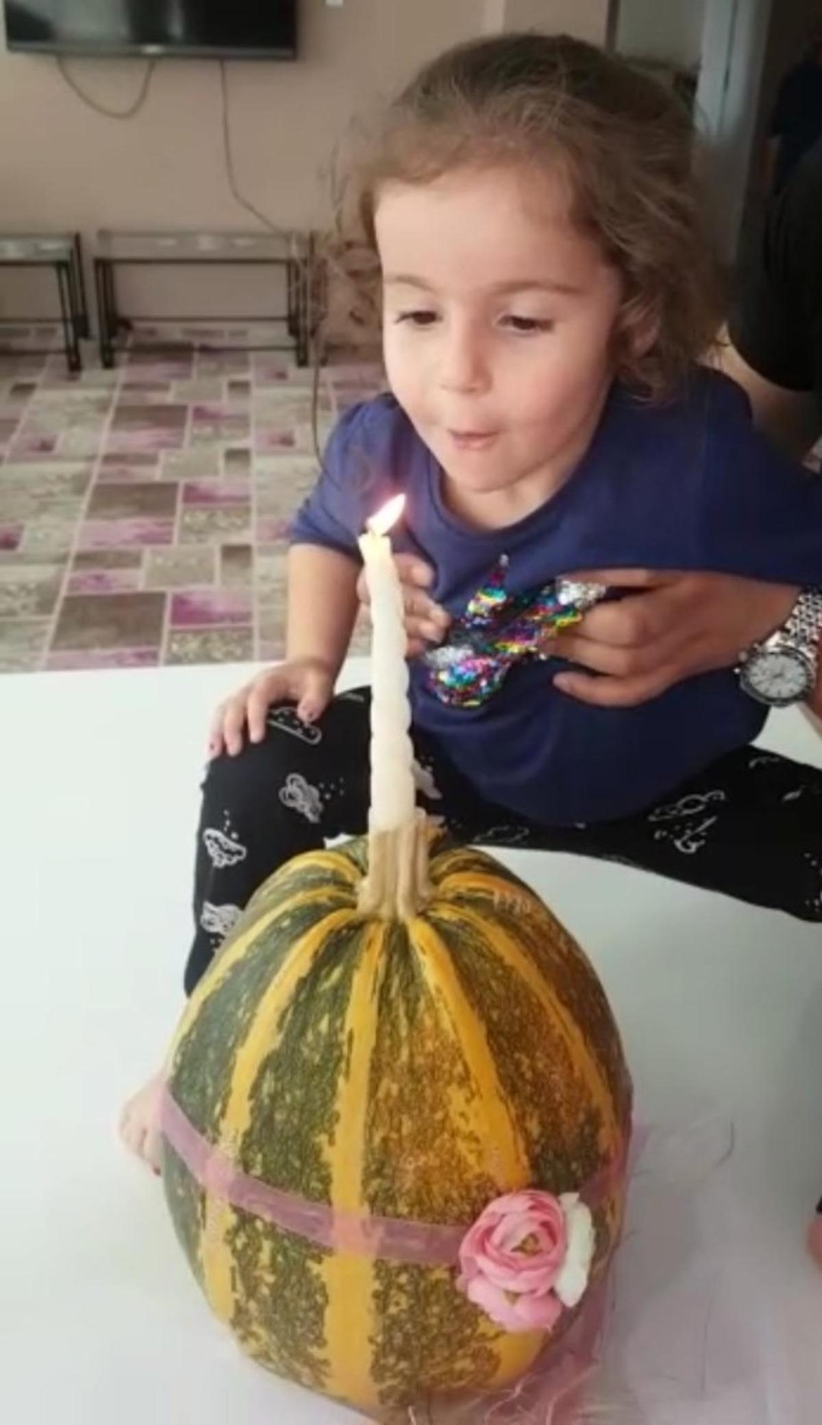 K&uuml;&ccedil;&uuml;k kızın mum ile imtihanı