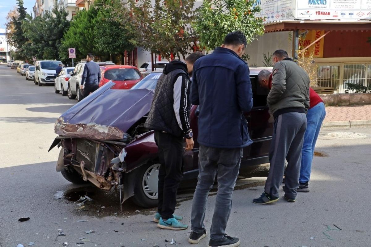 Antalya&rsquo;da iki otomobil &ccedil;arpıştı: 1 yaralı