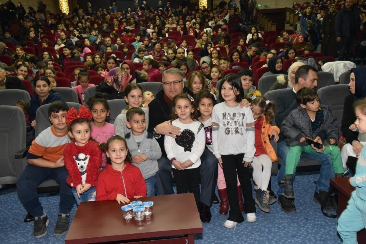 Başkan &Ccedil;er&ccedil;i miniklerle birlikte tiyatro izledi