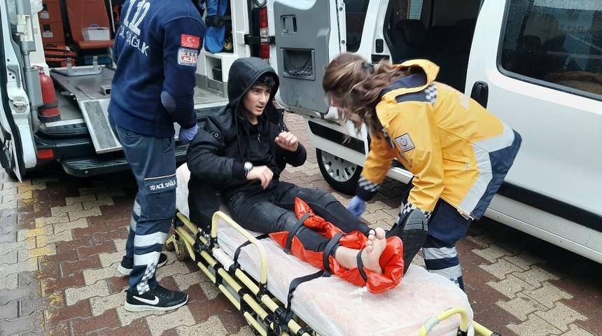 Hafif ticari aracın &ccedil;arptığı gen&ccedil; yaralandı