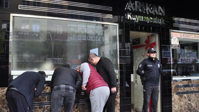 İş yerinin tavanını delip, kuyumcudaki kasadan 17,5 kilo altını çaldılar (2)