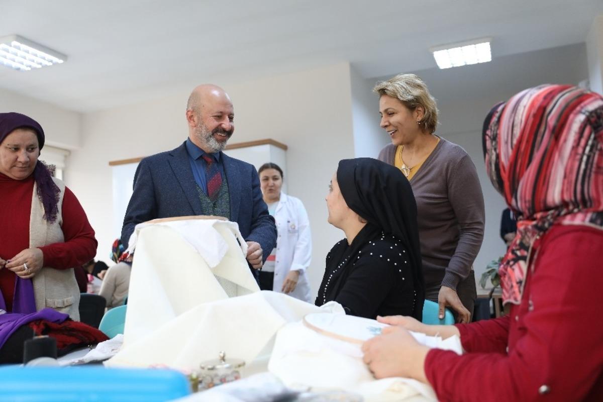 Başkan &Ccedil;olakbayrakdar, "&Ccedil;ocuklara, gen&ccedil;lere ve kadınlara pozitif ayrımcılık yapıyoruz"