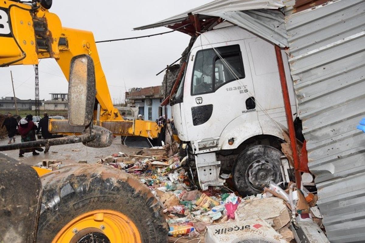 Şanlıurfa'da kontrolden &ccedil;ıkan TIR markete girdi
