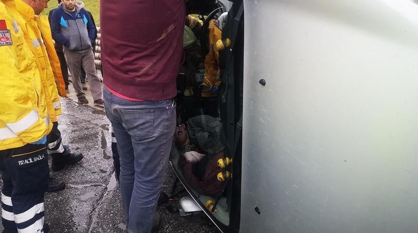 Pendik'te feci kaza! Takla atan araçta sıkışan kadını itfaiye kurtardı 