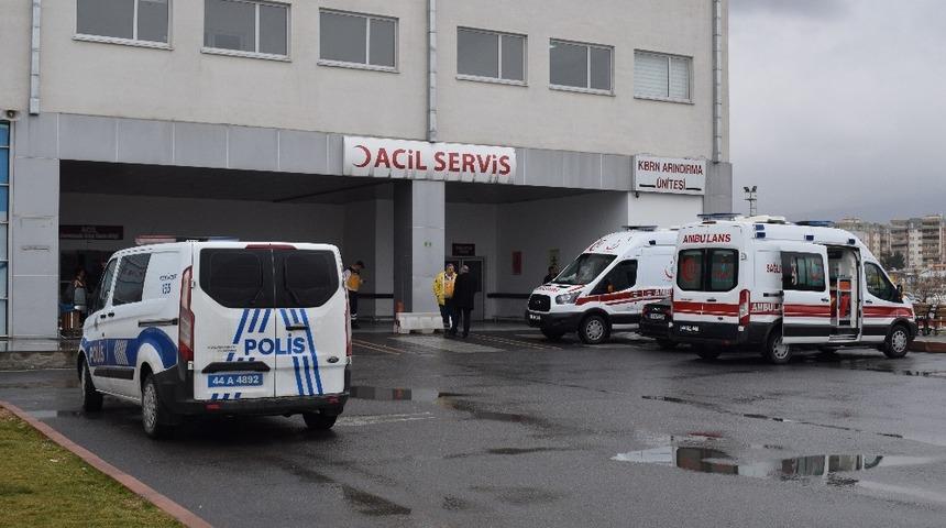 Malatya&rsquo;da iki otomobil &ccedil;arpıştı: 4 yaralı