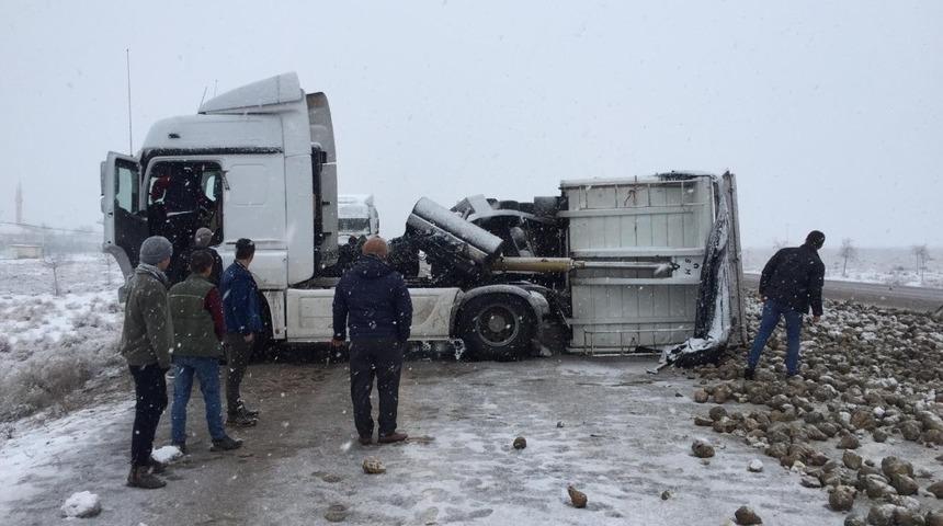 Pancar y&uuml;kl&uuml; tır devrildi, karayolu pancar tarlasına d&ouml;nd&uuml;