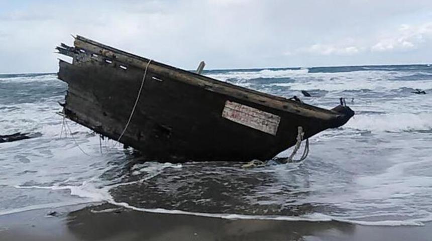 Japonya’da cesetlerin bulunduğu tekne sahile vurdu
